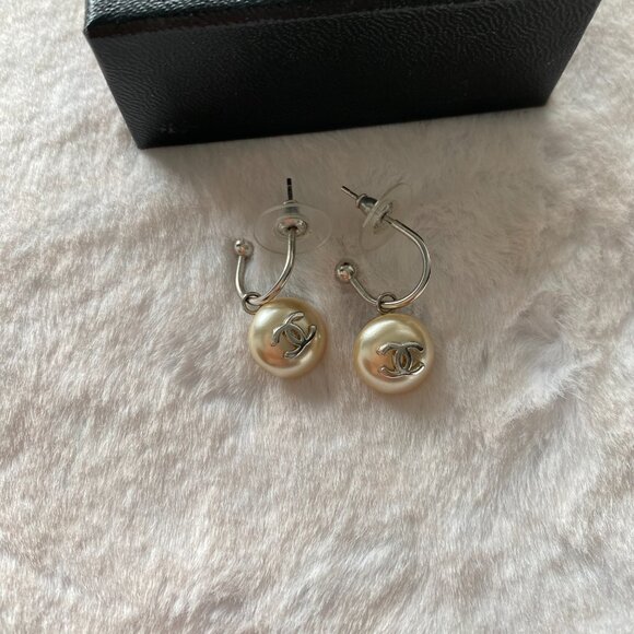 Chanel Off White Cream Pearl CC Silver Dangly Earrings With Box - Picture 4 of 5